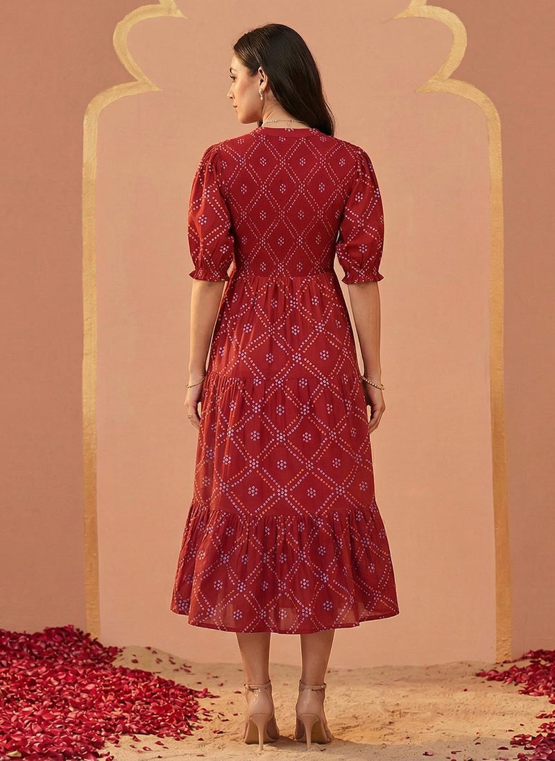 جلو باص فستان ميدي نسائي بياقة ماندرين وأكمام منفوشة وطبعات بانداني حمراء وربطة خصر وتصميم طبقات - Image 4